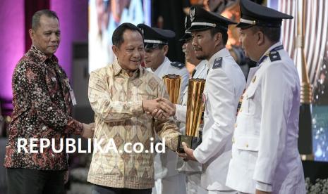  Mendagri Muhammad Tito Karnavian saat memberikan pengarahan pada Temu Karya Nasional dirangkaikan dengan Penganugerahan Desa dan Kelurahan Berprestasi Tahun 2024 di Gedung Ksirarnawa Art Center, Kota Denpasar, Bali, Selasa (8/10/2024).