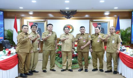 Mendagri saat memberi arahan pada Rapat Koordinasi (Rakor) Inspektur Daerah Seluruh Indonesia bertajuk “APIP Kawal Kepatuhan Penyelenggaraan Pemda”. Rakor yang digelar secara virtual tersebut berlangsung dari Kampus Institut Pemerintahan Dalam Negeri (IPDN) Jatinangor, Selasa (26/7/2022).