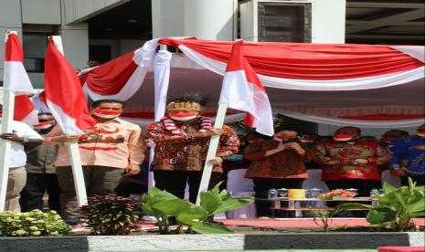 Mendagri Secara Resmi Lakukan Penancapan dan Pembagian Bendera Merah Putih di Merauke