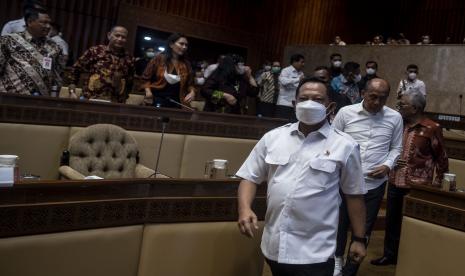 Mendagri Tito Karnavian (ketiga kanan) bersiap mengikuti rapat kerja bersama Komisi II DPR di Kompleks Parlemen, Senayan, Jakarta, Rabu (21/9/2022). Rapat tersebut membahas penyesuaian RKA K/L sesuai hasil pembahasan Badan Anggaran DPR dan penetapan pagu alokasi anggaran tahun 2023.