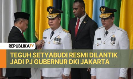 Mendagri Tito Karnavian (kiri) menyematkan tanda jabatan kepada Penjabat (Pj) Gubernur DKI Jakarta Teguh Setyabudi (kedua kiri) dan Pj Gubernur Papua Tengah Anwar Harun Damanik (kanan) saat upacara pelantikan di Kantor Kemendagri, Jakarta, Jumat (18/10/2024).