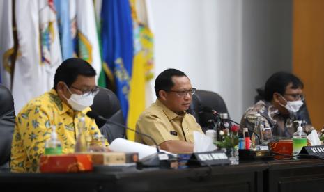 Mendagri Tito Karnavian saat Rapat Koordinasi (Rakor) Pengendalian Inflasi di Daerah secara daring dari Gedung Sasana Bhakti Praja (SBP) Kantor Pusat Kementerian Dalam Negeri (Kemendagri), Jakarta, Senin (24/10/2022).