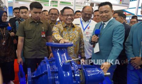 Mendagri Tito Karnavian (tengah), Dirjen Bina Adwil Kemendagri Safrizal Z A (kedua kanan) saat mengunjungi pameran Integrated Technology Event (ITE) 2023 di JIEXPO, Rabu (30/8/2023). Integrated Technology Event (ITE) 2023 expo dan forum teknologi terkait air, pengolahan air, teknologi pengolahan limbah cair dan padat, teknologi energi baru dan terbarukan, keamanan, proteksi kebakaran, SAR, penanggulangan bencana, keselamatan, kesehatan kerja, IoT (Internet of Things), dan ICT (Information and Communication Technology) untuk solusi kota cerdas.Pameran ini berlangsung pada 30 Agustus - 1 September 2023 dengan menghadirkan lebih dari 500 peserta pameran dari dalam dan luar negeri, 28 negara yang ikut berpartisipasi serta 6 paviliun negara seperti Indonesia, China, Germany, South Korea, Switzerland dan Taiwan.