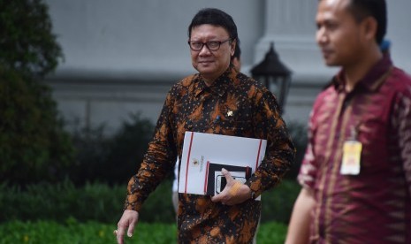 Mendagri Tjahjo Kumolo bergegas seusai bertemu Presiden Joko Widodo di Istana Merdeka, Jakarta, Kamis (16/2). 