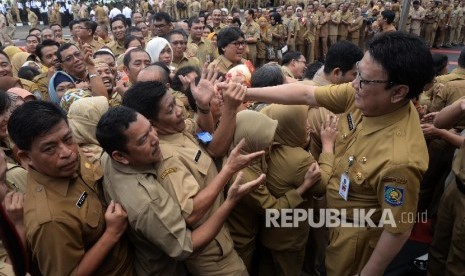 Mendagri Tjahjo Kumolo bersalaman dengan Pegawai Negeri Sipil (PNS) saat Halalbihalal di halaman kantor Kemendagri, Jakarta, Senin (3/7). 