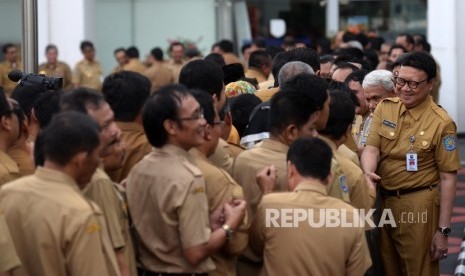 Mendagri Tjahjo Kumolo bersalaman dengan Pegawai Negeri Sipil (PNS).