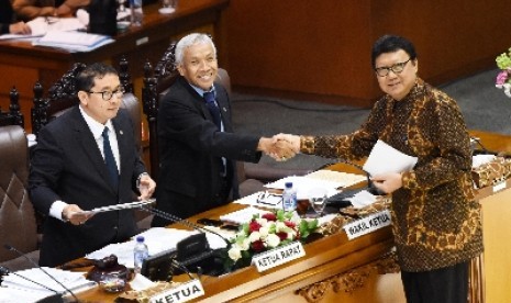 Mendagri Tjahjo Kumolo bersalaman dengan Wakil Ketua DPR Agus Hermanto dan Fadli Zon di rapat paripurna DPR di Jakarta, Selasa (17/2). 