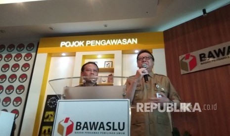 Mendagri Tjahjo Kumolo bersama Ketua Bawaslu,  Abhan,  usai melakukan pertemuan membahas Pilkada Serentak 2018 di Kantor Bawaslu,  Selasa (9/1). Tjahjo mengingatkan jika potensi politik uang bisa terjadi semua daerah penyelenggara Pilkada. 