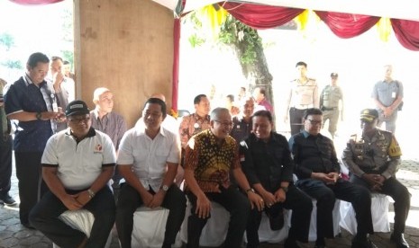 Mendagri Tjahjo Kumolo, bersama Ketua Bawaslu, Abhan, saat melakukan pemantauan pemungutan suara Pilkada Serentak 2018 di Semarang, Jawa Tengah, Rabu (27/6). Tjahjo mengungkapkan data pemilih atas nama dirinya tercatat ganda di Jawa Tengah dan DKI Jakarta.