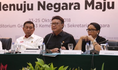 Mendagri Tjahjo Kumolo dalam acara Konferensi Pers bersama Kepala Staf Presiden terkait Capaian Kinerja 4 Tahun Jokowi - JK, “Peningkatan Stabilitas Politik dan Keamanan, Penegakan Hukum dan Tata Kelola Pemerintahan” di Ruang Serba Guna Kementerian Sekretariat Jalan Veteran, Jakarta Pusat, Kamis (25/10)