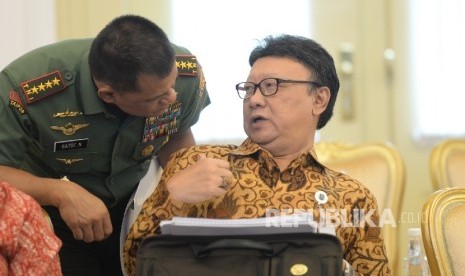 Mendagri Tjahjo Kumolo (kanan) berbincang dengan Panglima TNI Gatot Nurmantyo sebelum Sidang Kabinet Paripurna di Istana Bogor, Rabu (4/1)