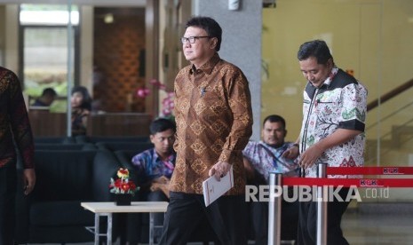 Mendagri Tjahjo Kumolo (kedua kanan) berjalan keluar Gedung KPK usai menjalani pemeriksaan di Jakarta, Jumat (25/1/2019).