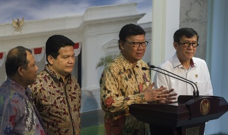 Mendagri Tjahjo Kumolo (kedua kanan) bersama Menkumham Yasonna Laoly (kanan), Ketua KPU Husni Kamil Manik (kedua kiri) dan Anggota Bawaslu Nasrullah (kiri) memberikan keterangan pers usai mengikuti rapat kabinet terbatas yang membahas soal pelaksanaan Pilk