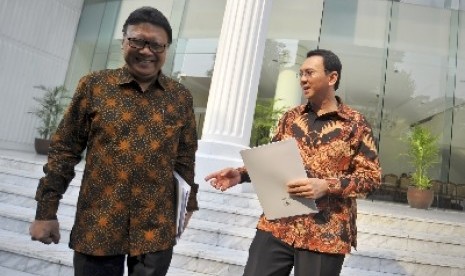   Mendagri Tjahjo Kumolo (kiri) berdiskusi dengan Gubernur DKI Basuki Tjahaja Purnama (kanan).