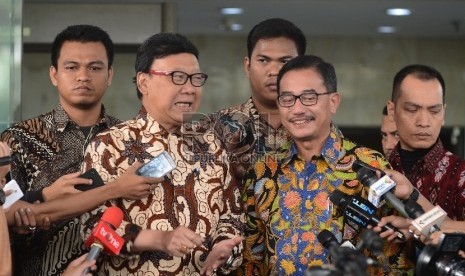  Mendagri Tjahjo Kumolo (kiri) bersama Menteri Agraria dan Tata Ruang/Kepala BPN Ferry Mursyidan Baldan (kedua kanan) memberikan keterangan kepada wartawan seusai mengadakan pertemuan dengan Pimpinan KPK di Jakarta, Jumat (21/8).