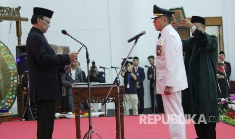 Mendagri Tjahjo Kumolo (kiri) melantik Komjen Pol Mochamad Iriawan sebagai Penjabat (Pj) Gubernur Jawa Barat, di Gedung Merdeka, Kota Bandung, Senin (18/6).