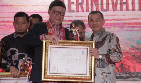   Mendagri Tjahjo Kumolo (kiri) menyerahkan Innovative Government Award (IGA) tahun 2019 kepada Wali Kota Ir H Ajay Muhammad Priatna MM (kanan) di Jakarta, Senin (7/10). 