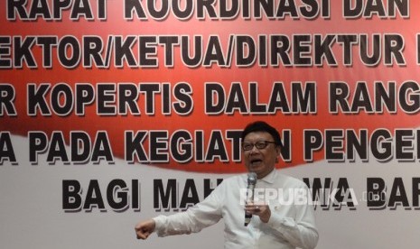 Mendagri Tjahjo Kumolo memberi pembekalan pada rektor/ketua/direktur perguruan tinggi dan koordinator kopertis dalam rangka pembinaan kesadaran bela negara pada kegiatan pengenalan kehidupan kampus bagi mahasiswa baru tahun ajaran 2017 di Kementerian Pertahanan, Jakarta, Rabu (26/7).