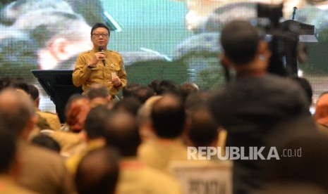 Mendagri Tjahjo Kumolo memberikan paparan saat Rapat Koordinasi Pilkada Serentak 2017 di Jakarta, Selasa (31/1). 