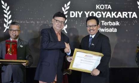 Mendagri, Tjahjo Kumolo, memberikan penghargaan Indonesia's Attractiveness Award 2018 kepada Wakil Wali Kota Yogyakarta, Heroe Poerwadi.