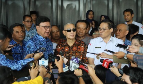 Mendagri Tjahjo Kumolo mendampingi mantan wakil presiden Try Sutrisno