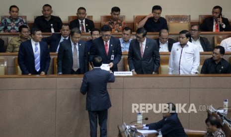 Mendagri Tjahjo Kumolo, Menkominfo Rudiantara dan Menkumham Yasonna Laoly pada Rapat Paripurna pengesahan UU Ormas di Kompleks Parlemen, Senayan, Jakarta, Selasa (24/10).