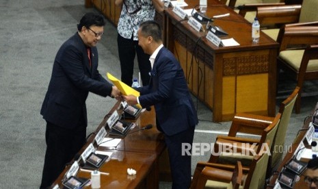 Mendagri Tjahjo Kumolo menyalami anggota DPR RI usai Rapat Paripurna ke-32 masa persidangan V tahun sidang 2016-2017 di Kompleks Parlemen Senayan, Jakarta, Kamis (20/7).