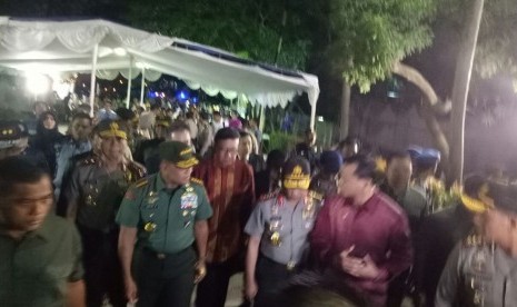 Mendagri Tjahjo Kumolo, Panglima TNI Jenderal Gatot Nurmantyo dan Kapolri Jenderal Pol Tito Karnavian melakukan kunjungan ke sejumlah posko PAM Ops Lilin 2016 di sejumlah gereja di Jakarta pada Sabtu (24/12).