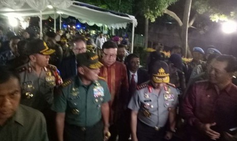 Mendagri Tjahjo Kumolo, Panglima TNI Jenderal Gatot Nurmantyo dan Kapolri Jenderal Pol Tito Karnavian melakukan kunjungan ke sejumlah posko PAM Ops Lilin 2016 di sejumlah gereja di Jakarta pada Sabtu (24/12).