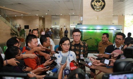 Mendagri Tjahjo Kumolo usai acara Entry Meeting Pemeriksaan atas penilaian kembali barang milik negara Tahun 2017-2018 dengan Menkeu Sri Mulyani di Auditorium BPK, Senin (22/10).