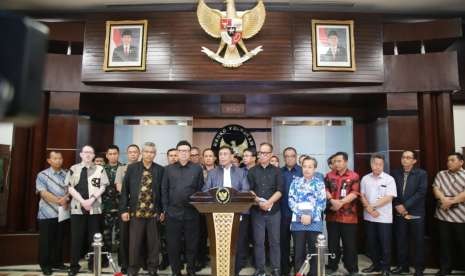 Mendagri Tjahjo Kumolo usai rapat koordinasi terkait penanganan  penanggulangan bencana gempa bumi di Palu dan Donggala di Kantor Kemenkopolhukam, Jumat (29/9)