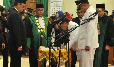 Pelantikan Gubernur Aceh Irwandi Yusuf (kedua kanan) dan wakilnya Nova Iriansyah (kanan).