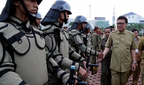 Mendagri Tjahjo Kumolo (kanan) menyalami peserta apel usai memimpin apel Camat dan Satuan Polisi Pamong Praja (Satpol PP) se-Indonesia di Batam, Kepulauan Riau, Jumat (18/9). (Ilustrasi)