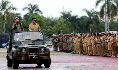 Mendagri Tjahyo Kumolo (kedua kiri) menginspeksi peserta apel Camat dan Satuan Polisi Pamong Praja (Satpol PP) se-Indonesia di Batam, Kepulauan Riau, Jumat (18/9). 