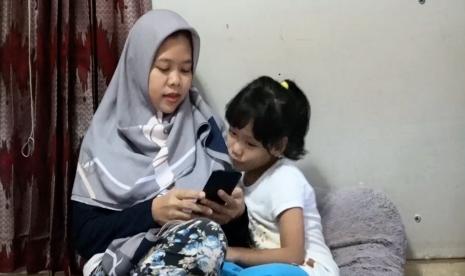 Mendampingi anak saat bermain dengan gadget (ilustrasi).