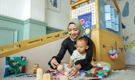 Orang tua bisa menciptakan kegiatan menarik agar anak betah di rumah (Foto: bermain bersama anak)