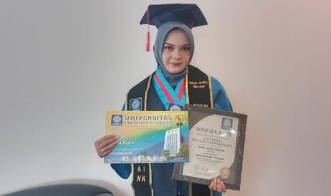 Mendapatkan IPK sempurna saat prosesi pelantikan wisuda merupakan salah satu hal yang membahagiakan untuk para wisudawan yang berhasil menyelesaikan masa studinya dengan tepat waktu. Hal tersebut seperti yang dirasakan oleh Intan Anilia Nuraini, Wisudawati dari Program Studi (Prodi) Sistem Informasi Universitas BSI (Bina Sarana Informatika) kampus Karawang yang sukses dilantik, Selasa (5/12) di BSI Convention Center, Bekasi.