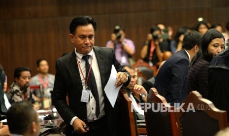 Pakar hukum tata negara Yusril ihza Mahendra bersiap menyampaikan keterangan dari pihak terkait pada lanjutan sidang uji materi UU Pilkada di Mahkamah Konstitusi, Jakarta, Kamis (15/9).