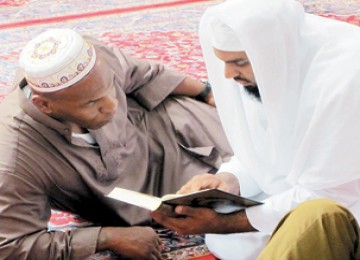 Mendengarkan bacaan Alquran