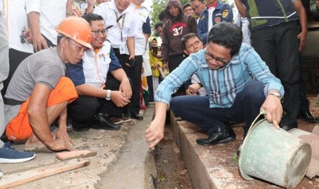 Mendes PDTT Abdul Halim Iskandar berbincang dengan warga Desa Bojongkulur, Kecamatan Gunung Putri, Kabupaten Bogor (4/12).