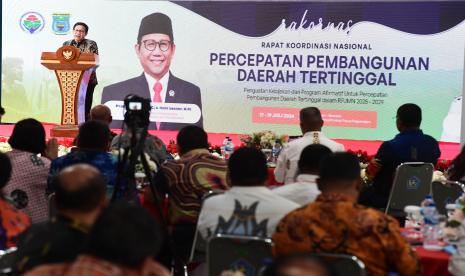 Mendes PDTT Abdul Halim Iskandar saat membuka Rapat Koordinasi Nasional (Rakornas) Percepatan Pembangunan Daerah Tertinggal 2024, di Wamena, Papua Pegunungan, Rabu (17/7/2024).