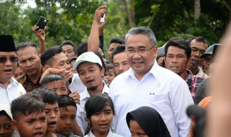 Mendes PDTT Eko Putro Sandjojo menghadiri gelar wicara bertajuk “Membangun Desa, Desa Membangun” di Singaparna, Tasikmalaya.