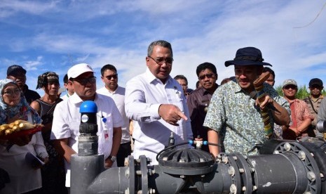 Mendes PDTT, Eko Putro Sandjojo saat berkunjung ke perkebunan tebu di kawasan transmigrasi Melolo, Waingapu, Sumba Timur, Jumat (19/1).