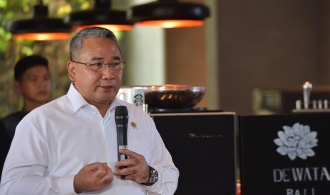 Mendes PDTT saat peresmian gerai Starbuck di Badung.