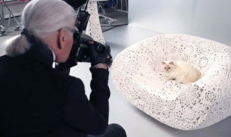 Mendiang desainer Karl Lagerfeld dan kucingnya Choupette. 