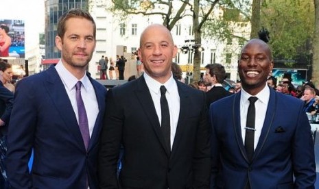 Mendiang Paul Walker (kiri) sempat mengusulkan adegan penutup untu film Fast and Furious (ilustrasi).