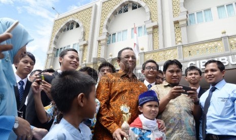 Mendikbud Anies Baswedan berfoto dengan para siswa usai peresmian gedung baru SMPIT-SMAIT Insan Mandiri Cibubur, Bekasi, Jabar (21/12).  (Republika/Yasin Habibi)