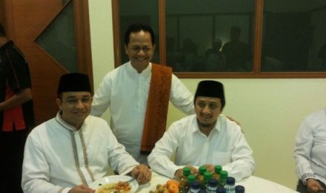 mendikbud anies baswedan bersama ustaz yusuf mansur dan ketua ikapi dki jakarta afrizal sinaro