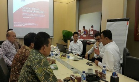 Mendikbud Anies Baswedan dan para direktur di Kemdikbud sedang berdiskusi dengan tim Gerakan Sekolah Menyenangkan (GSM).