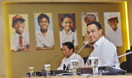 Mendikbud Anies Baswedan (kanan) memaparkan hasil persiapan Ujian Nasional (UN) SMA, Jakarta, Kamis (9/4). (Antara/Yudhi Mahatma)